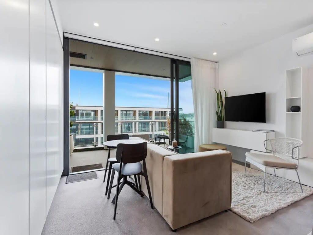 Sleek Modern Studio With Balcony Auckland Exterior photo