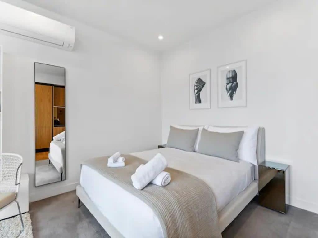 Sleek Modern Studio With Balcony Auckland Exterior photo